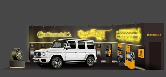 コンチネンタルの展示ブース。白いGクラスのSUVが展示され、タイヤやロゴが配置されている。