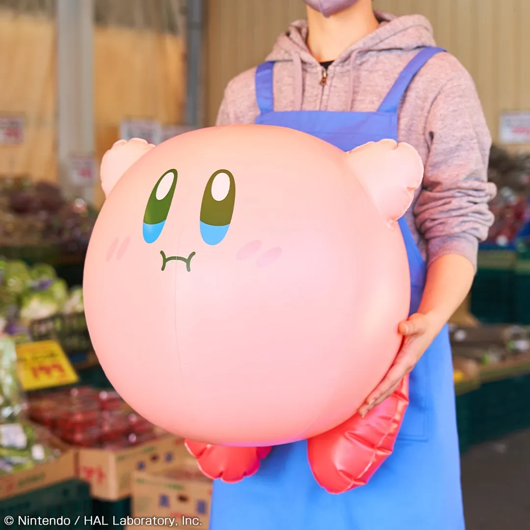 ピンク色のカービィの風船を抱える人