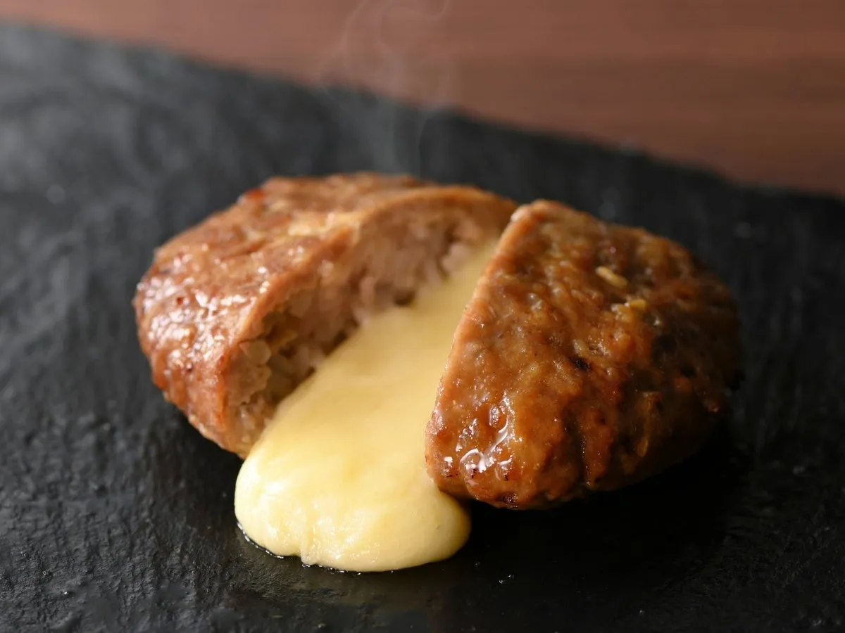 チーズがとろけるハンバーグのクローズアップ写真。