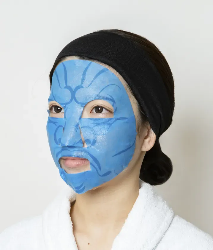 青いマスクパックをした女性のポートレート。