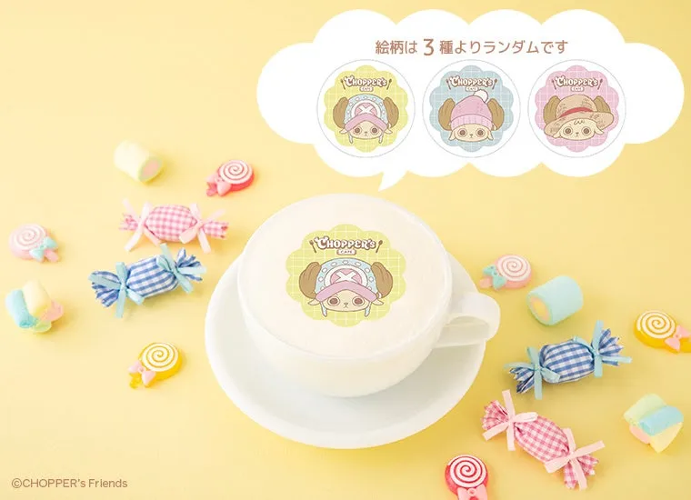 チョッパーのラテアートが施されたカフェの画像です。周りにはキャンディーやマシュマロが配置されています。ラテアートの絵柄は3種類あり、ランダムで提供されるようです。
