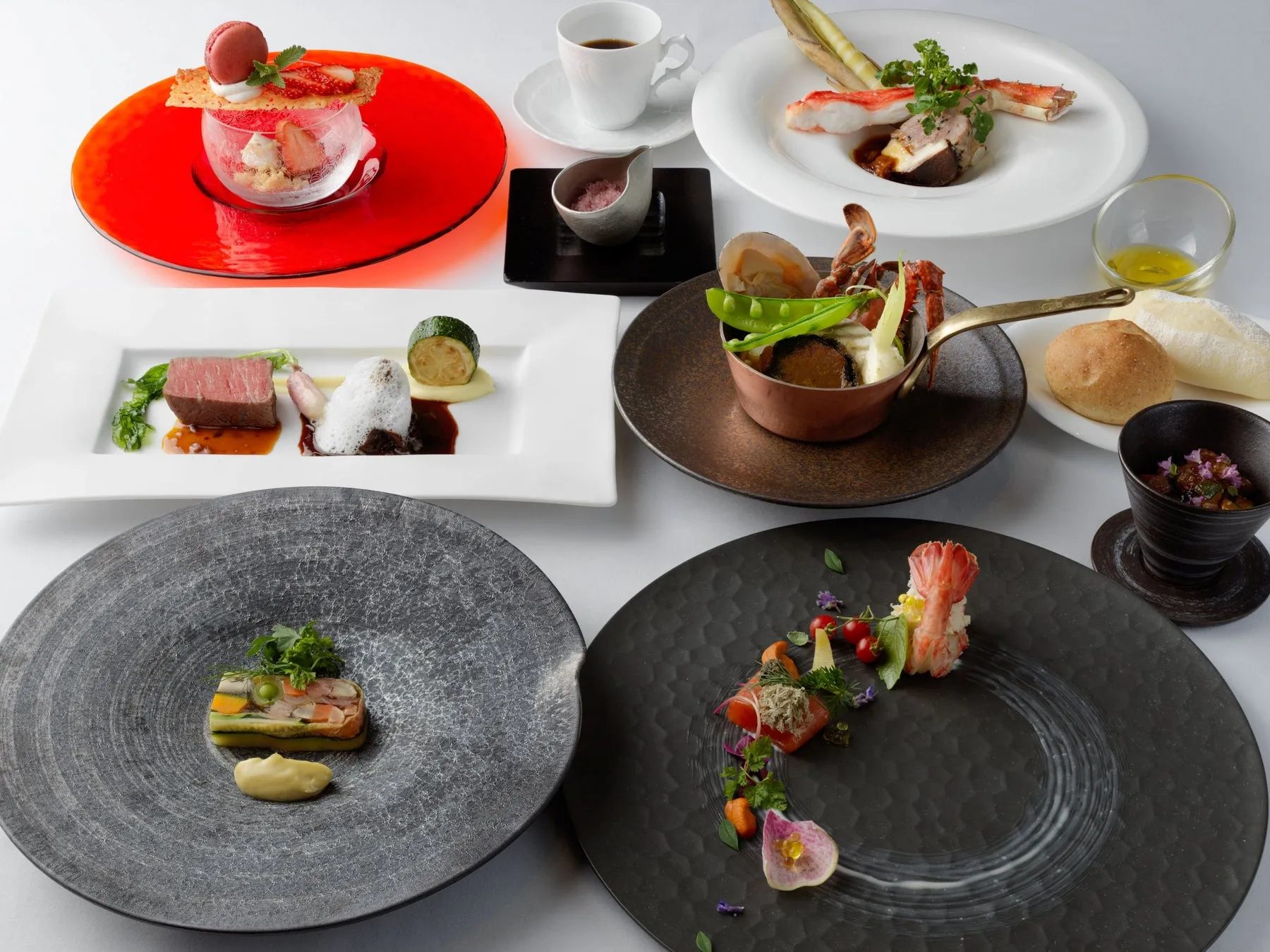 様々なコース料理が並べられたテーブル