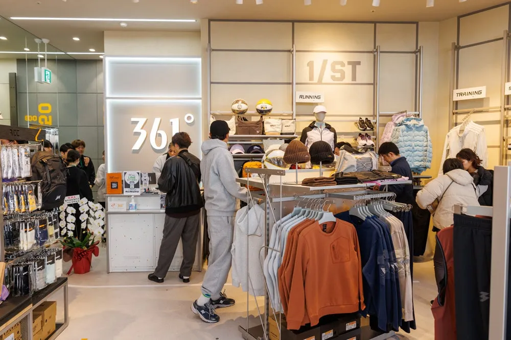 スポーツ用品店内の様子。多くの人が商品を手に取ったり、店員と話したりしている。