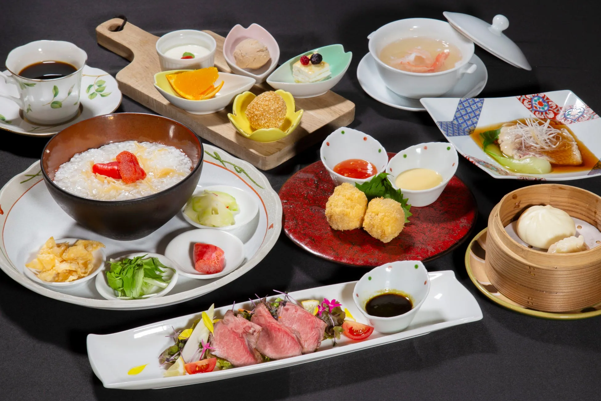 様々な料理が並べられた食事の俯瞰写真