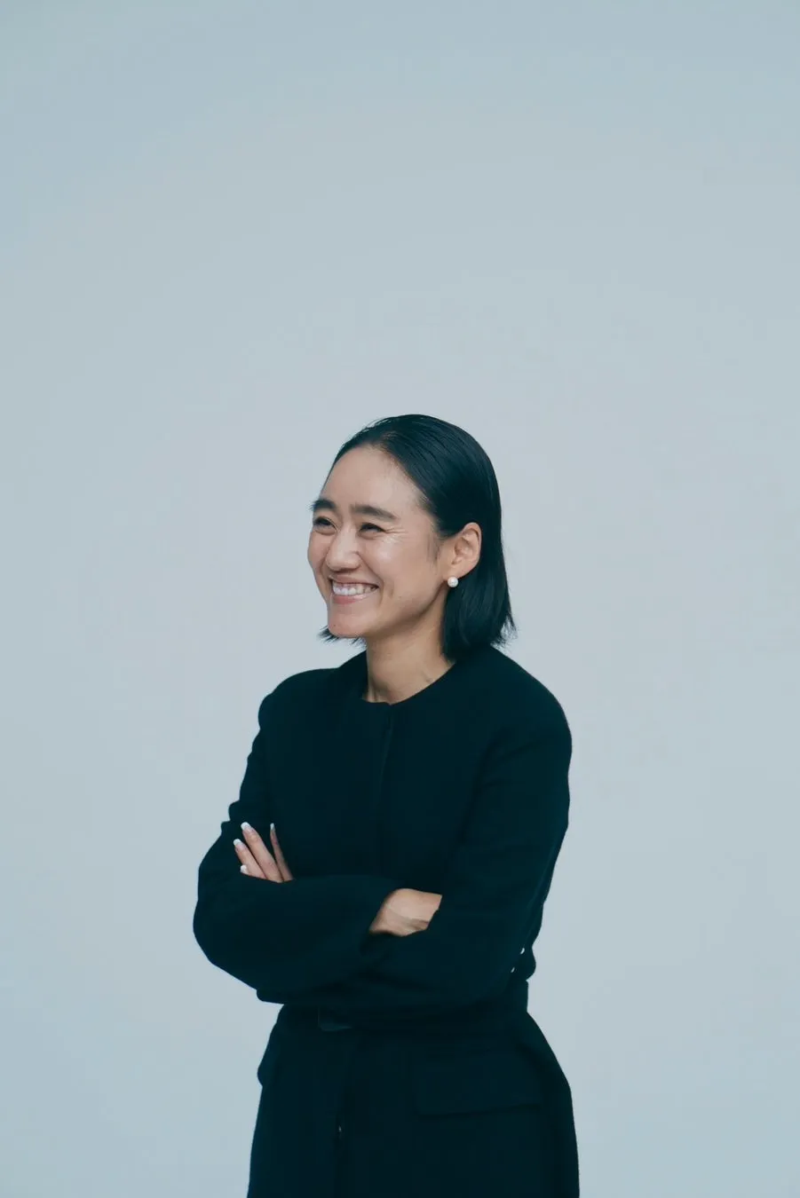 黒いジャケットを着て微笑んでいる女性のポートレート