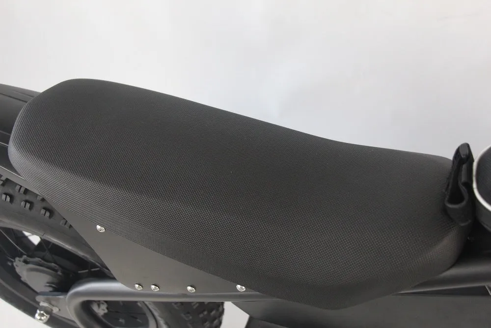 黒い自転車のシートのクローズアップ