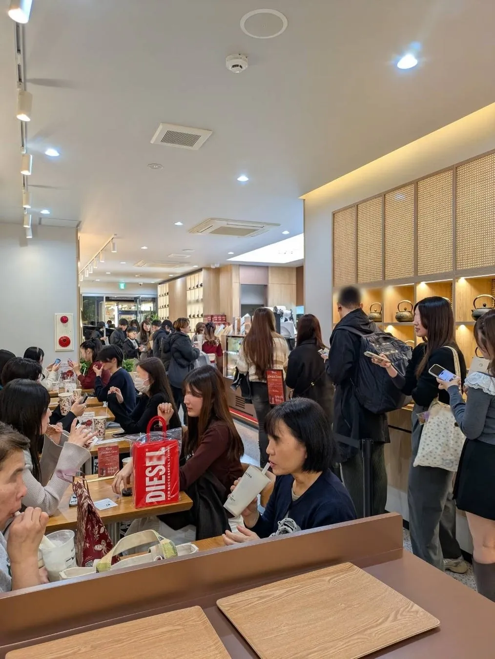カフェ店内で飲食を楽しむ人々