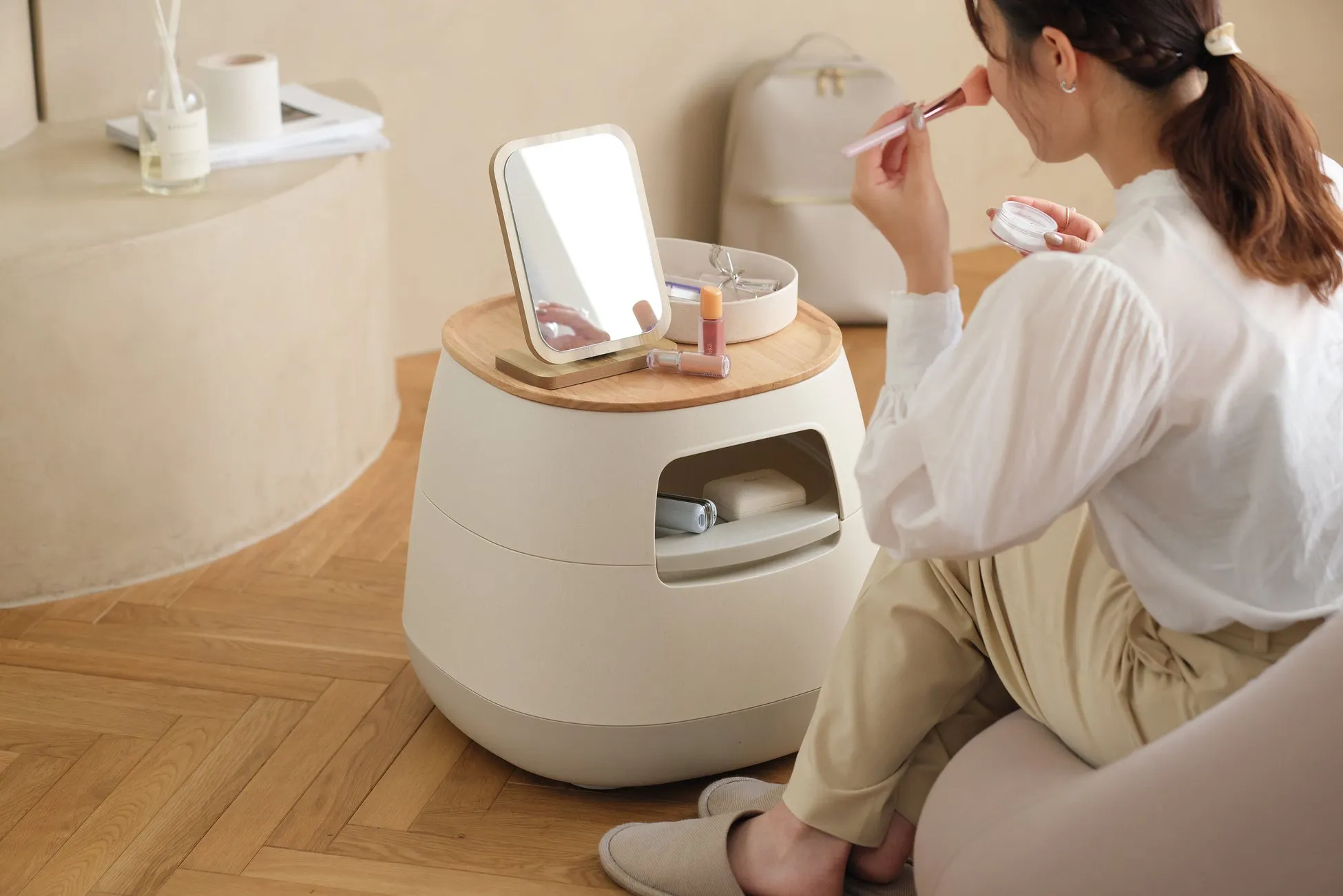 スマホが置かれた白いオブジェ(充電ケーブル)