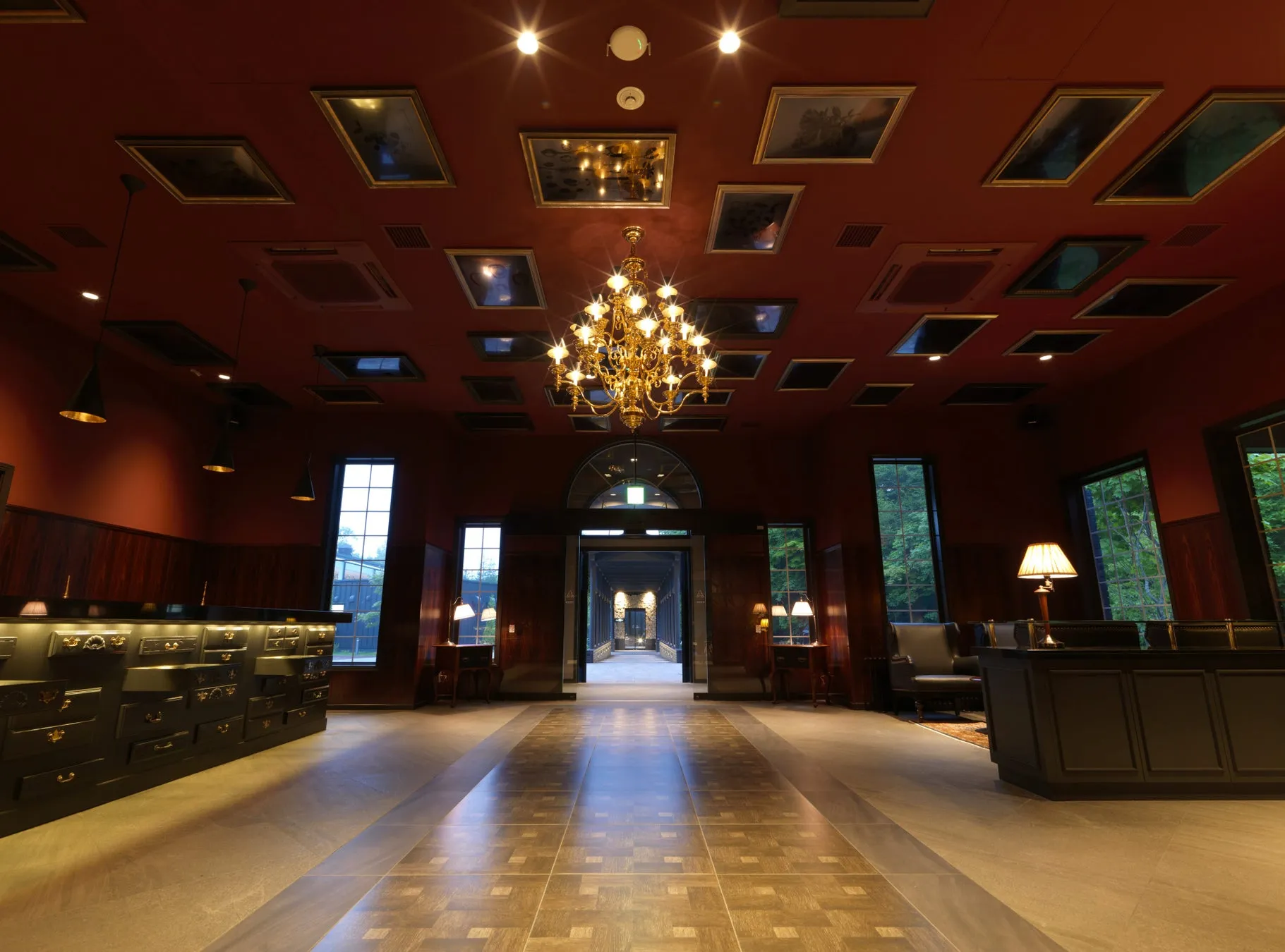 豪華なシャンデリアが印象的なホテルのロビー