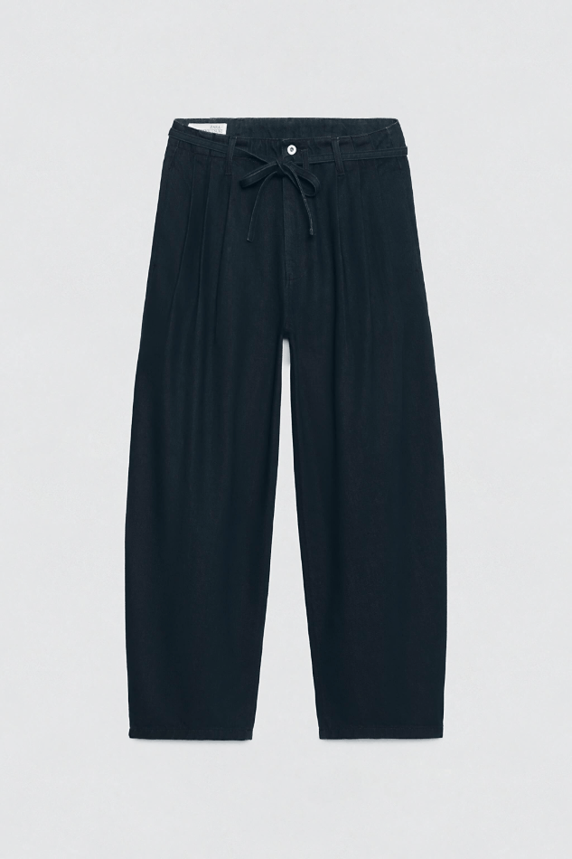 黒色のパンツの画像です。パンツは、ウエスト部分に紐が付いており、ゆったりとしたシルエットをしています。