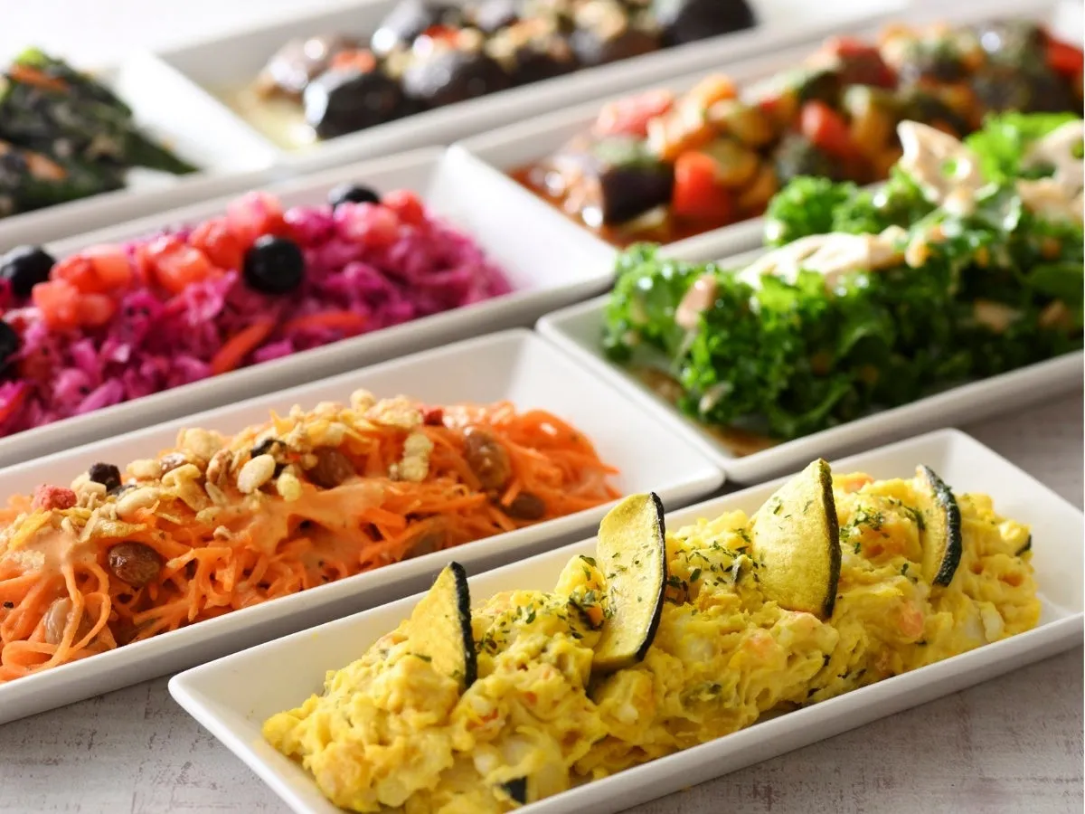 様々な惣菜が並んだ写真。