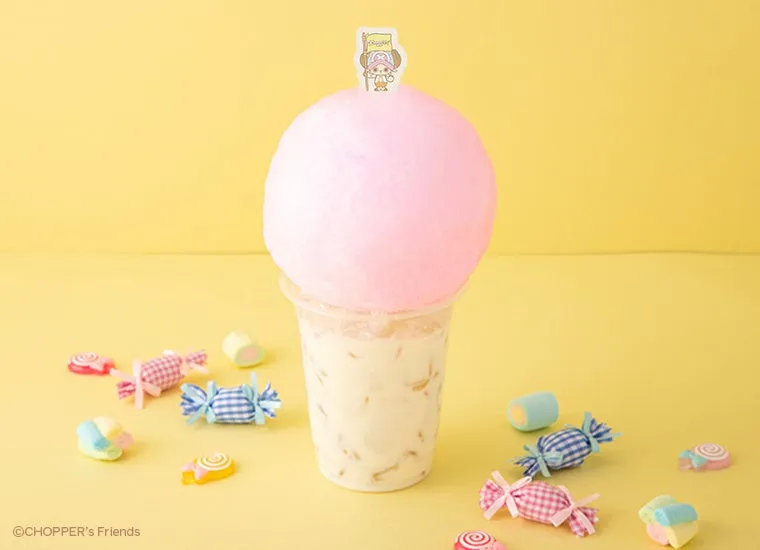 ピンク色のわたあめが乗ったドリンク。周りにはキャンディが散りばめられている。ドリンクにはトニートニー・チョッパーのキャラクターが描かれたピックが刺さっている。