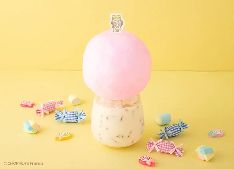 ピンクのわたあめが乗ったドリンク。周りにはキャンディーが散りばめられています。