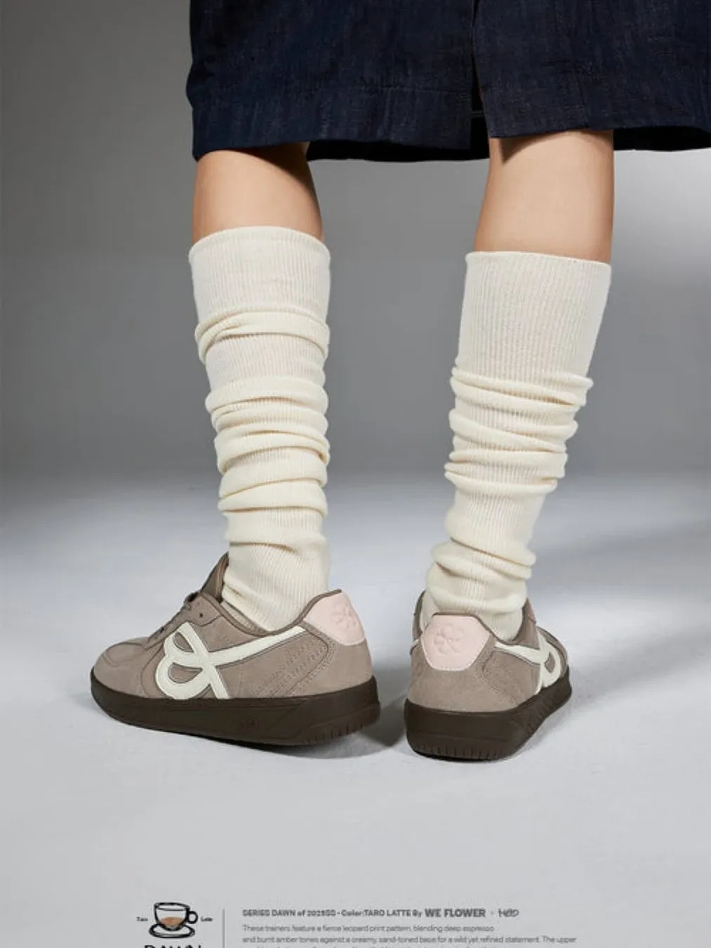 白のルーズソックスとスニーカーを履いた足元の写真です。