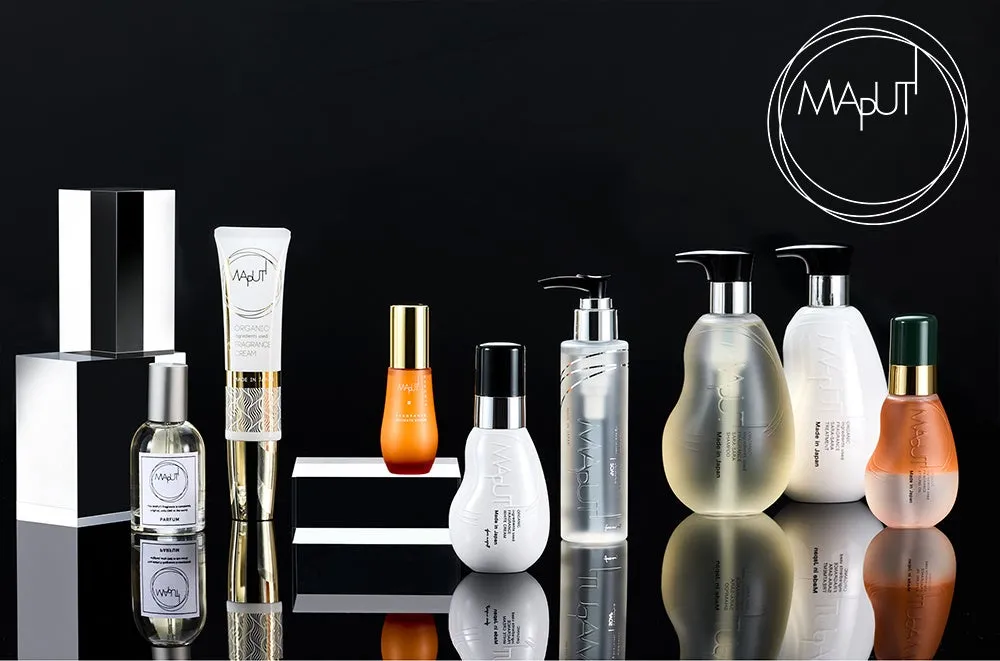 MAPUTというブランドの化粧品が並べられた写真。様々な容器に入った化粧品が、黒い背景と反射する床の上に配置されており、洗練された印象を与える。