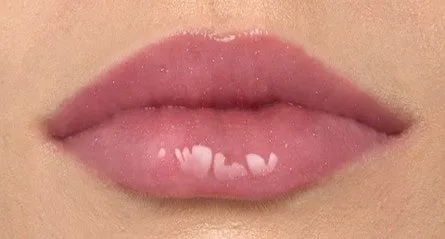 唇に塗られたリップグロス。光沢があり、ピンク色をしている。