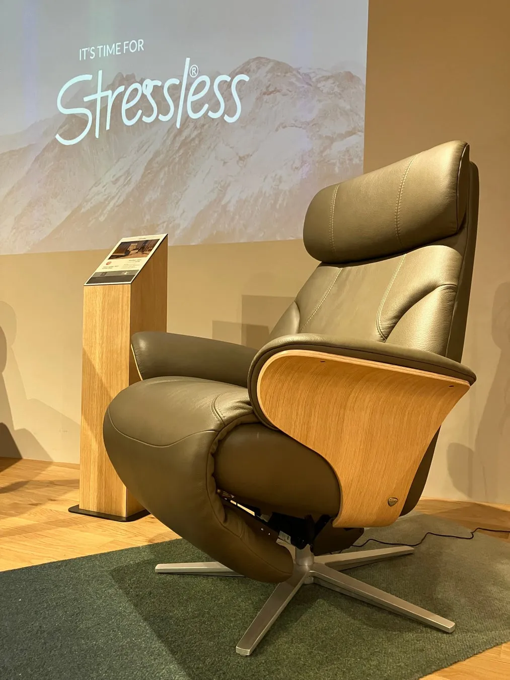 Stresslessの革張りのリクライニングチェアが展示されている写真です。