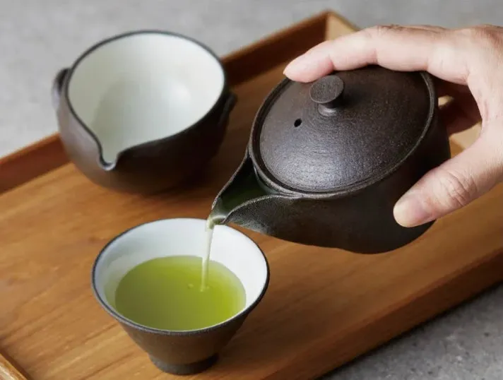 お茶を注いでいる様子