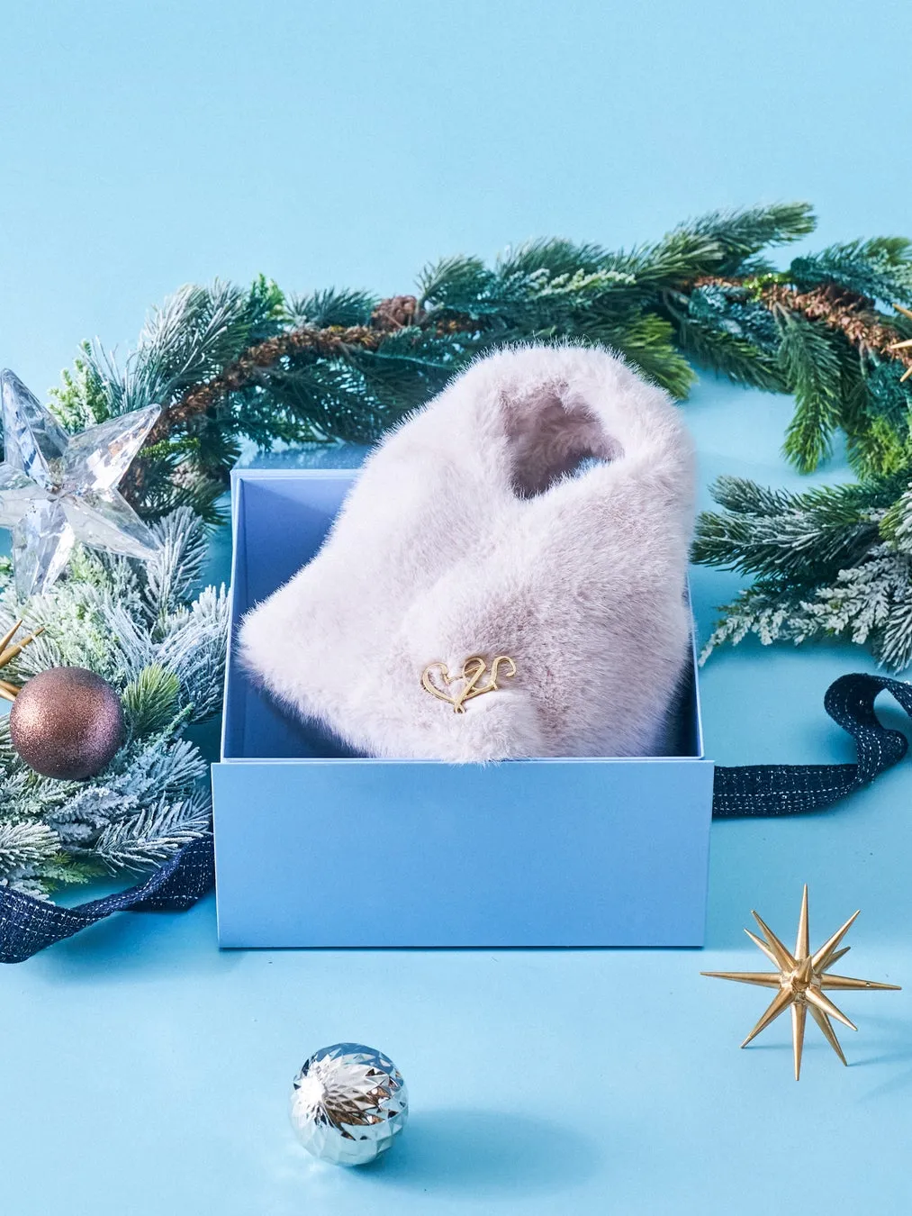 水色の箱に入った毛皮の襟巻きと、クリスマスオーナメントが飾られた写真です。
