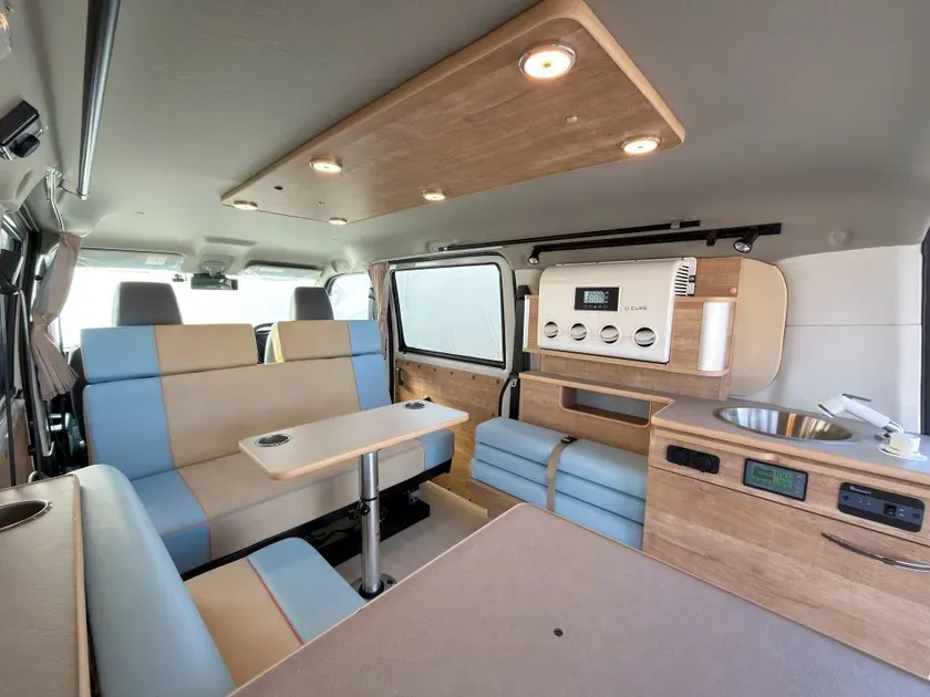 キャンピングカーの車内の様子
