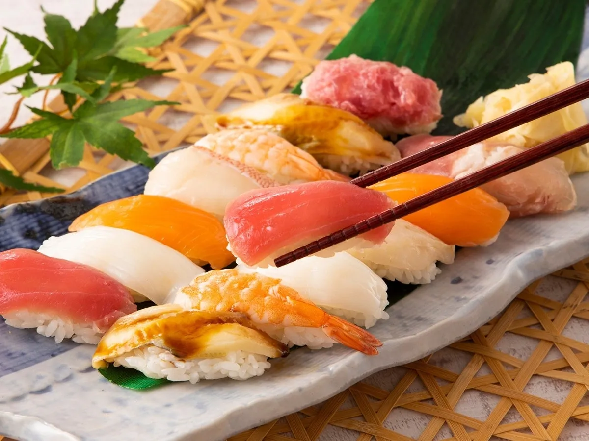 様々なお寿司が並んだ写真。