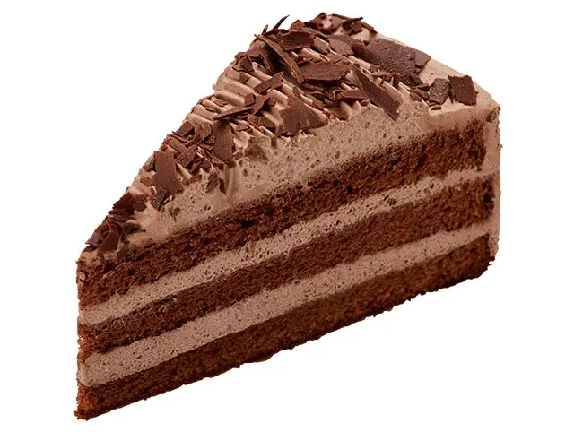 チョコレートケーキの断面図。チョコレートクリームがたっぷり塗られ、チョコレートチップがトッピングされている。