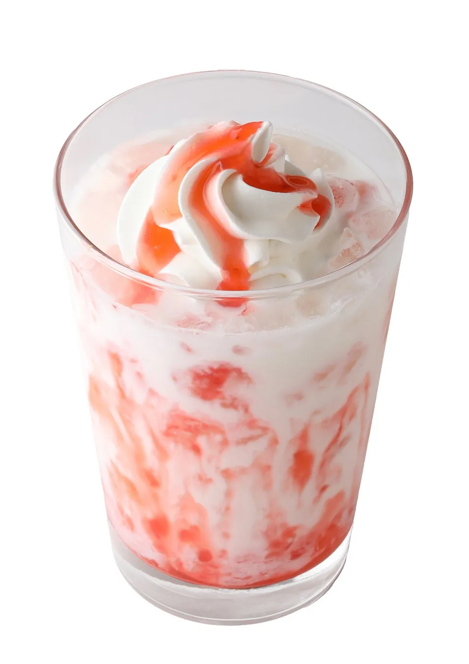 透明なグラスに入った、ホイップクリームとイチゴソースがトッピングされたイチゴミルクの画像です。