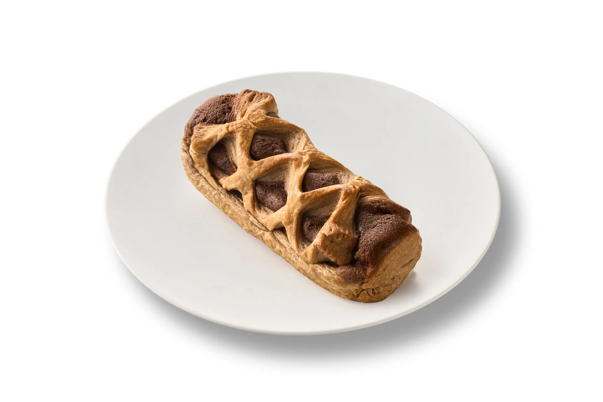 白い皿に載ったチョコレートデニッシュパン