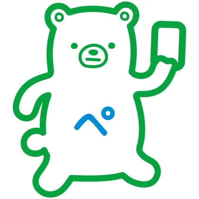 緑色の線で描かれたクマのキャラクター「ファミッペ」。片手を上げて、四角いものを持っている。胸には青色の「ぺ」の文字がある。