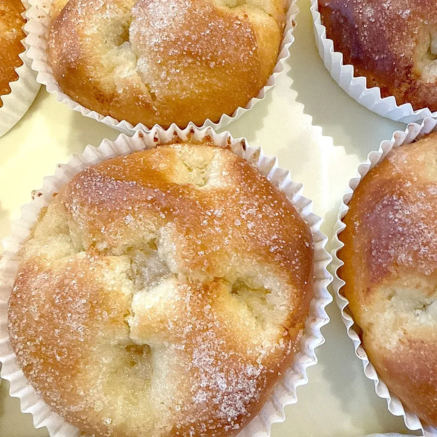 砂糖をまぶしたパン