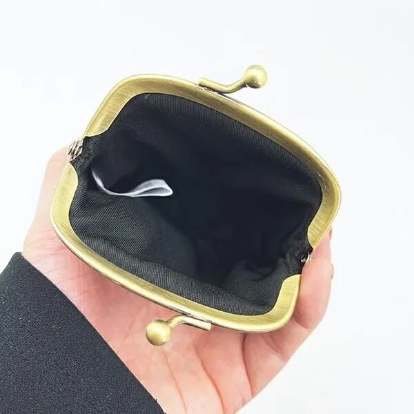 がま口は大きく開くので出し入れしやすい