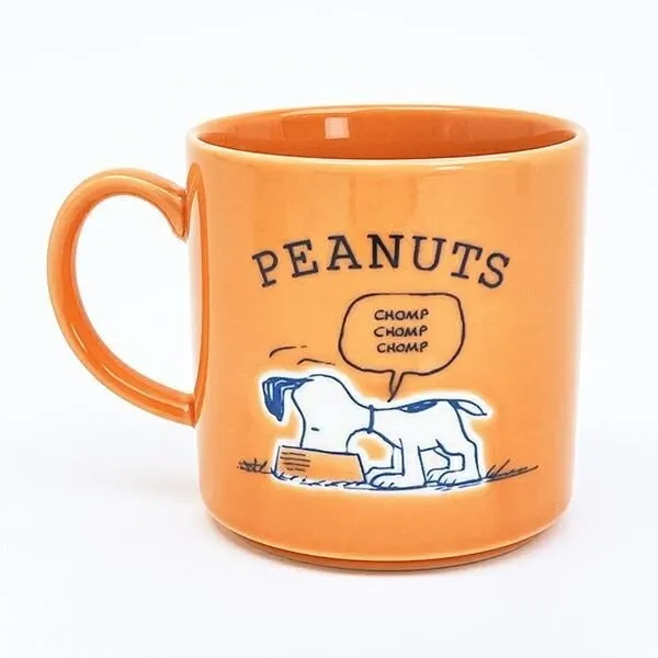 オレンジ色のマグカップにスヌーピーのイラスト