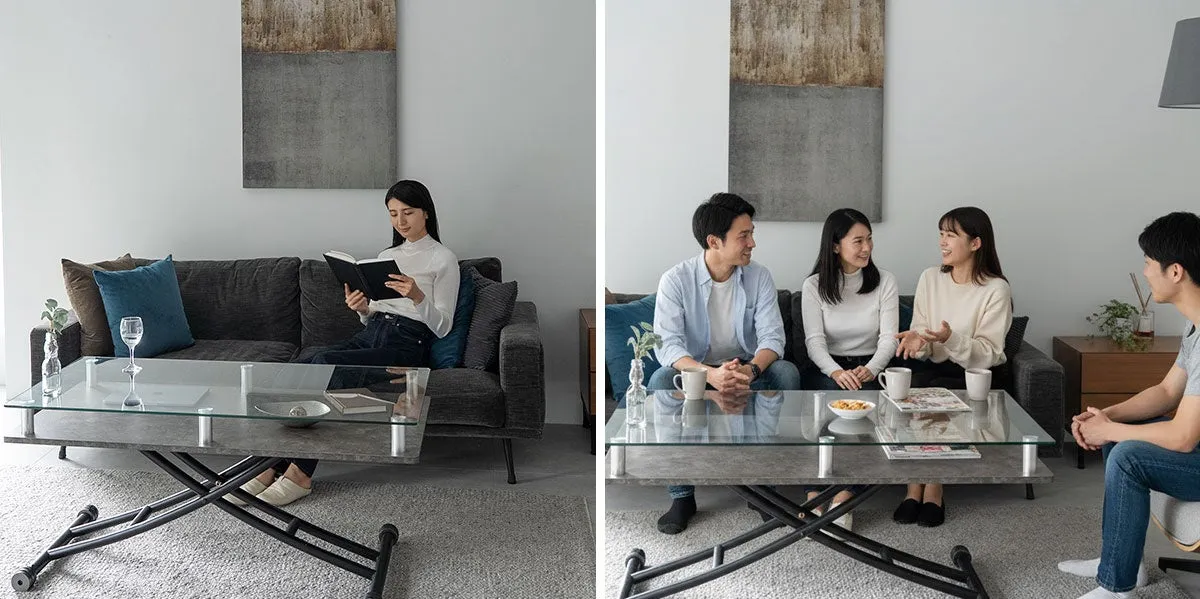 リビングルームで、女性が本を読んだり、3人または4人で集まってコーヒーを飲んだり、おしゃべりしたりしている様子が写っています。テーブルはガラス製で、黒い金属製の脚が付いています。