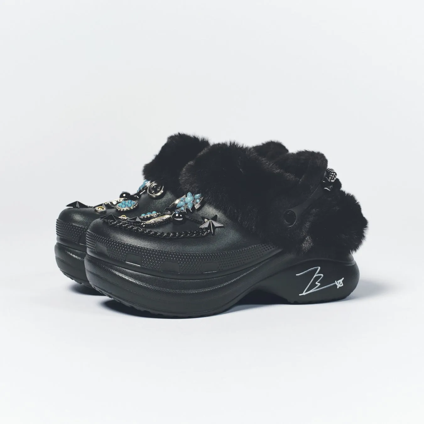 黒いプラットフォームクロックスとサイン