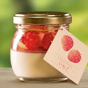 いちごが入ったプリンの瓶詰めの写真
