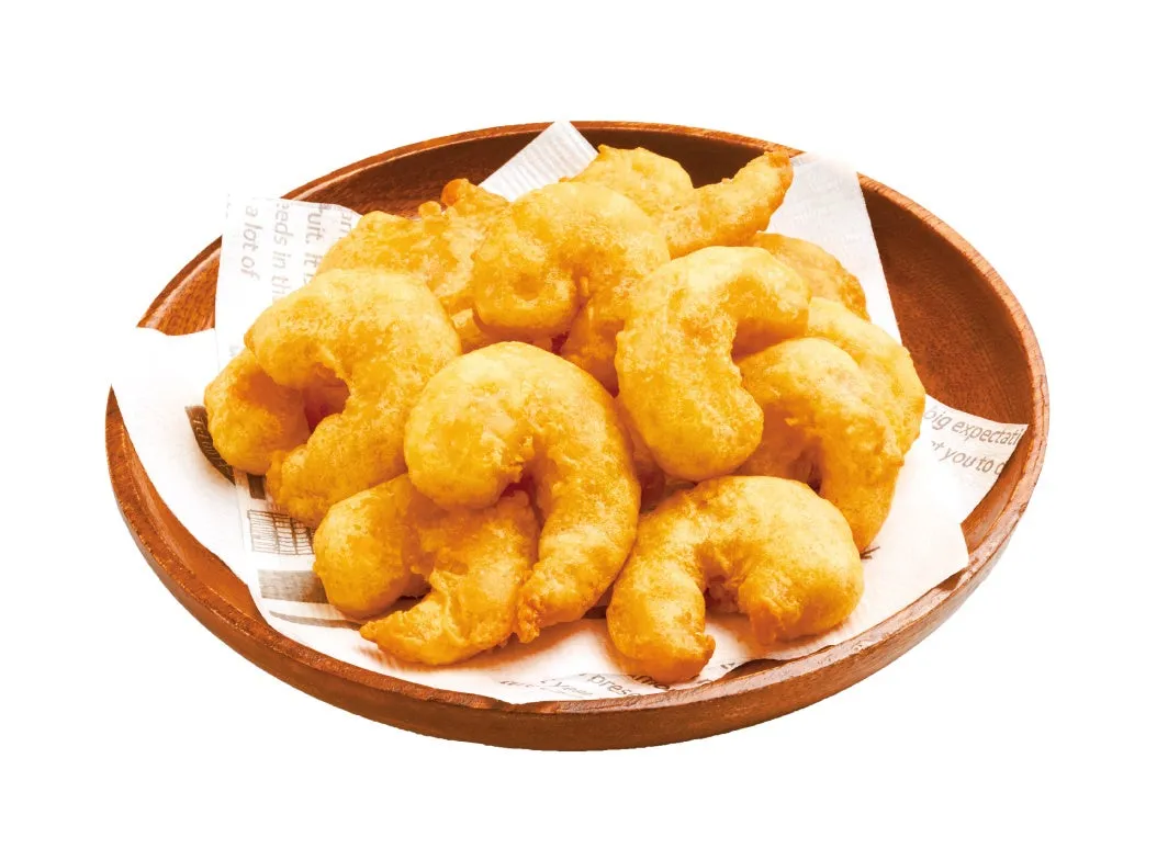 揚げられたエビが木製の器に盛られた写真。エビは衣で覆われており、茶色く揚げられている。