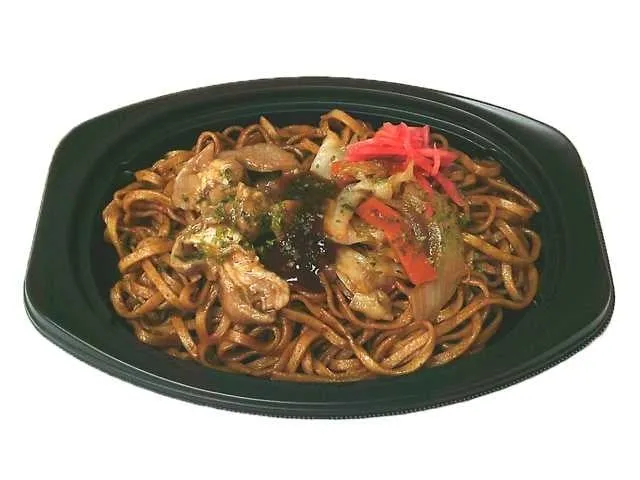 黒い皿に盛られた焼きそばの写真