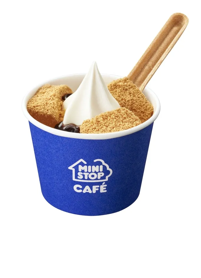 きな粉と黒蜜がたっぷりかかったソフトクリーム