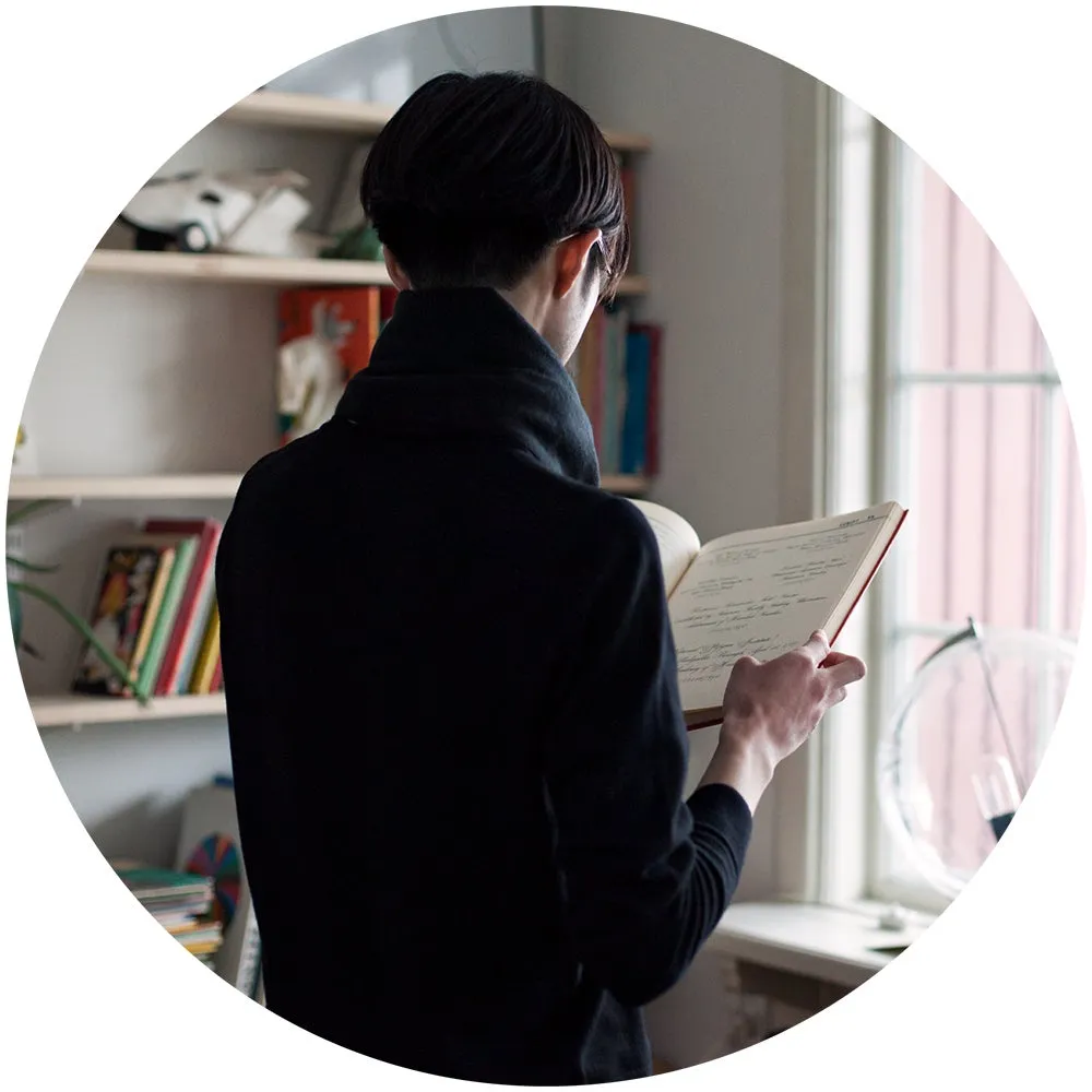 本を読む男性の後ろ姿