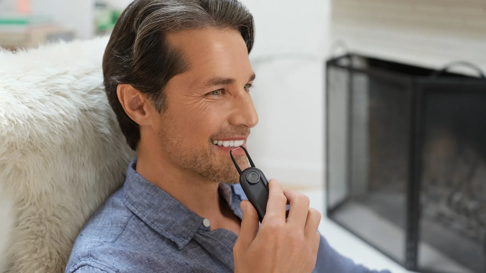 男性が歯間フロスで歯をケアしている様子