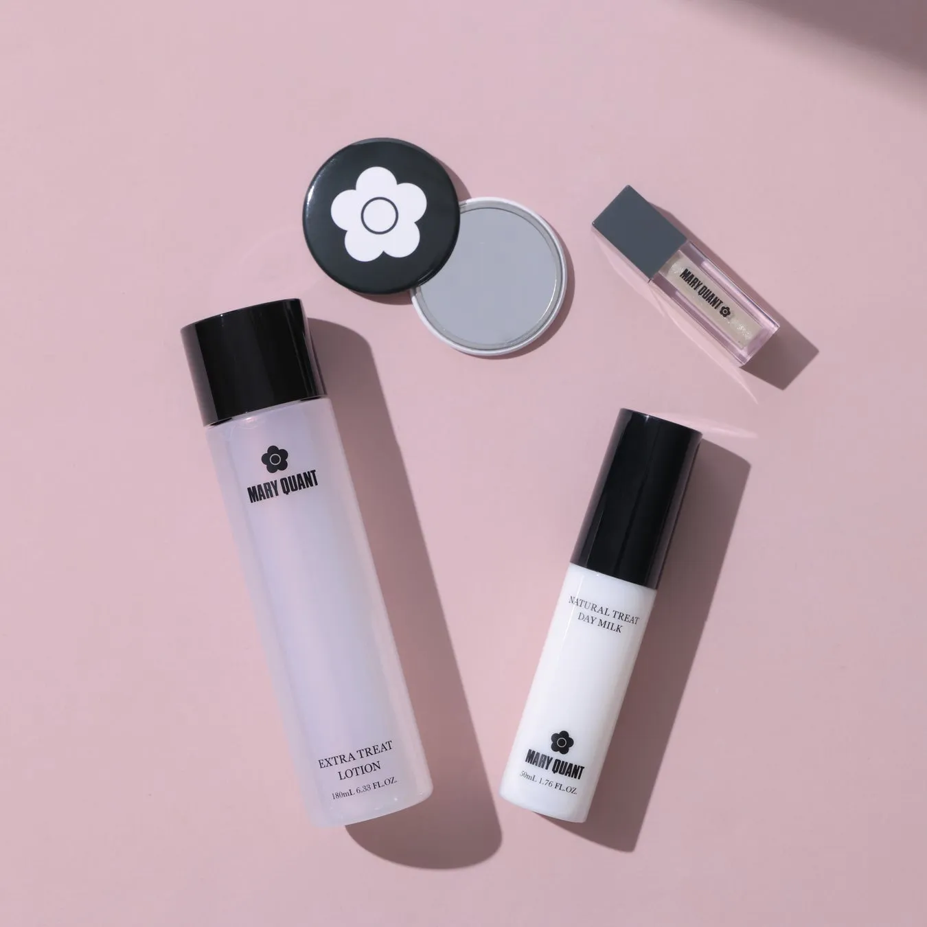 ピンク色の背景に、MARY QUANTの化粧品