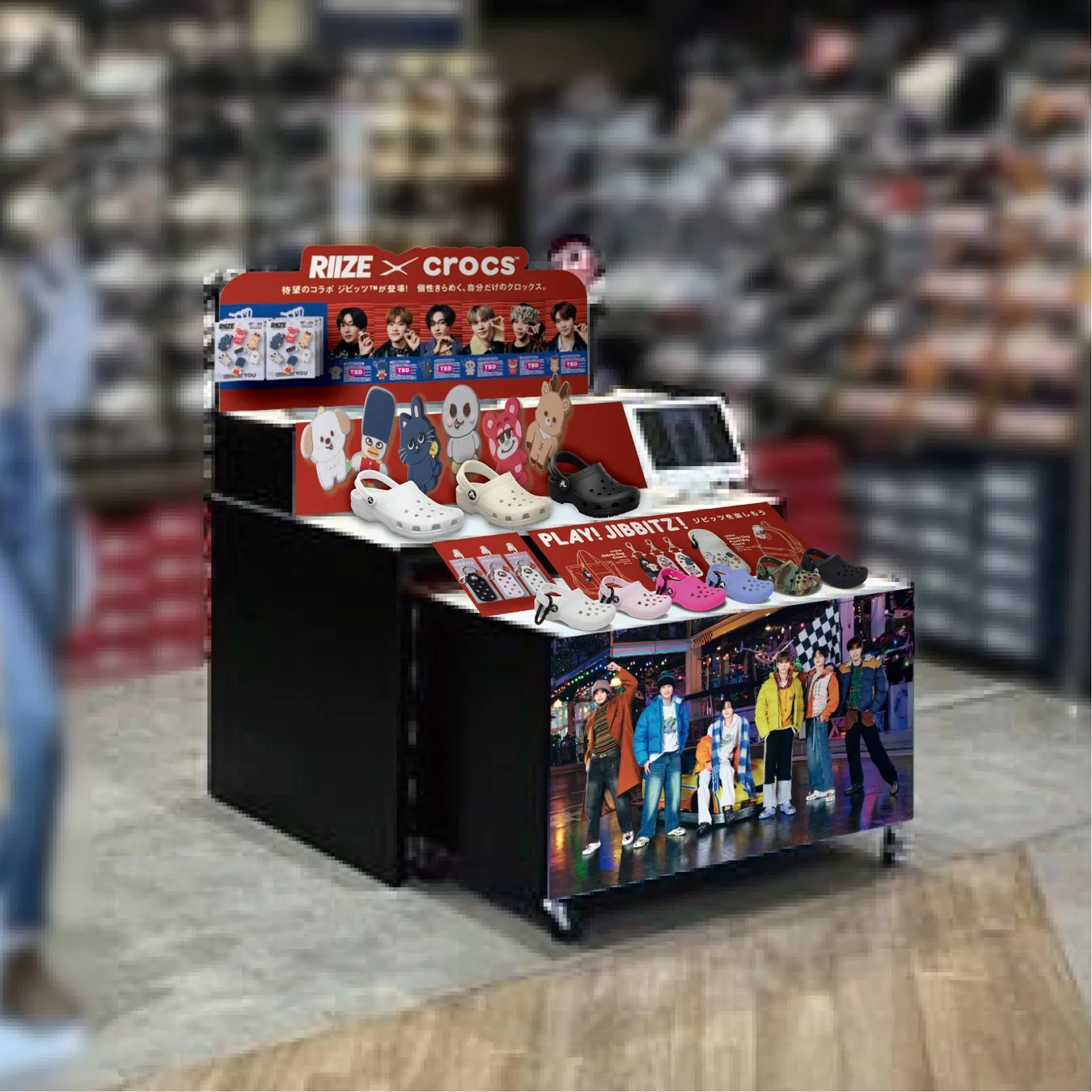 RIIZEとCrocsのコラボ商品を展示するディスプレイ