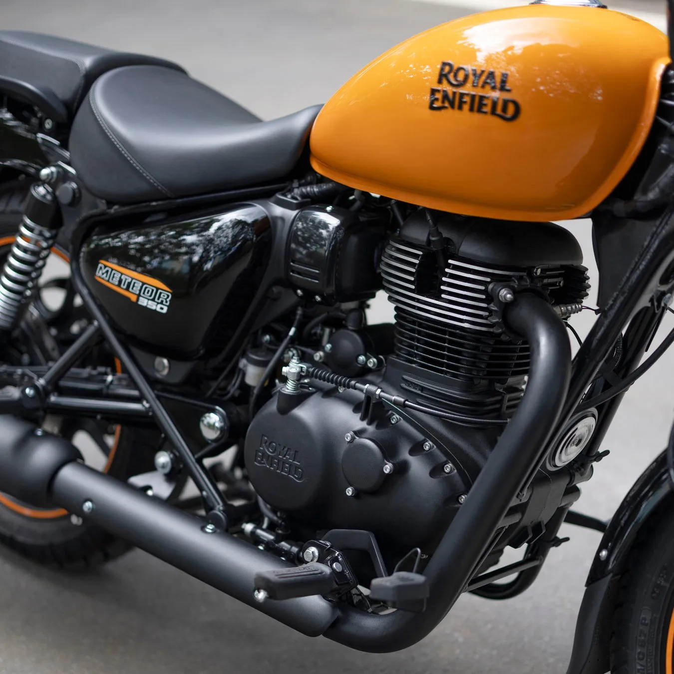 オレンジ色のロイヤルエンフィールド メテオ350の燃料タンク