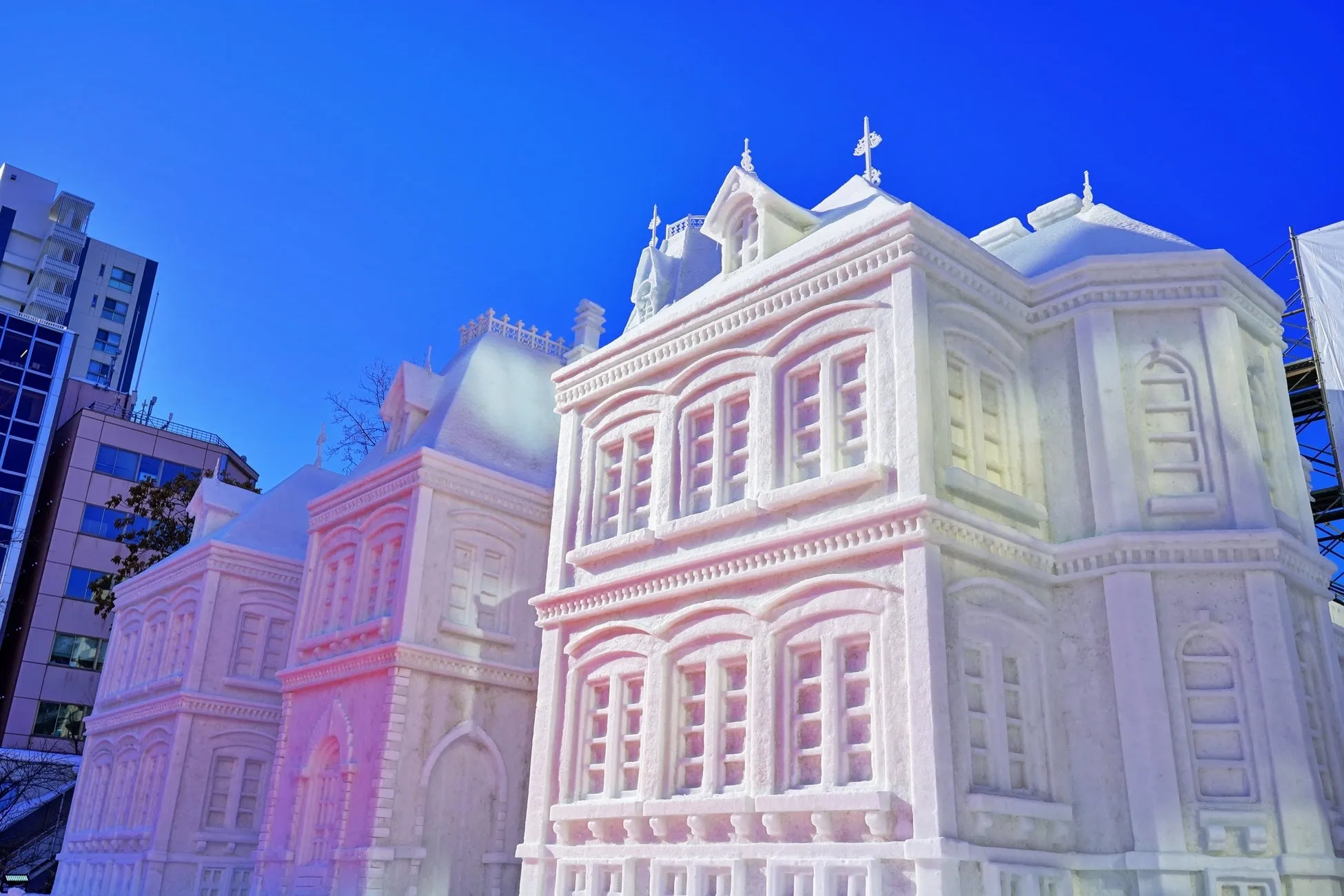 雪で作られた建物の彫刻