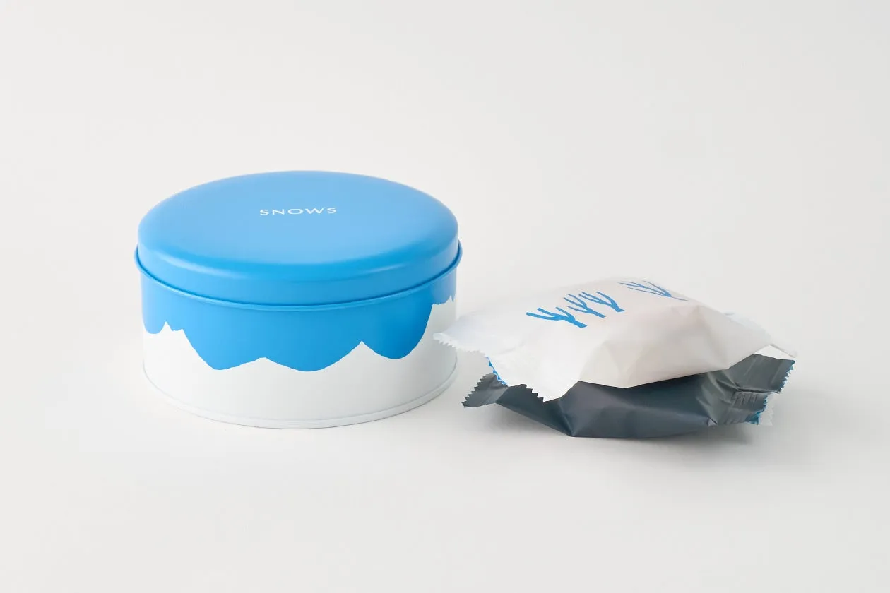 SNOWS 青い缶と、パッケージされたお菓子