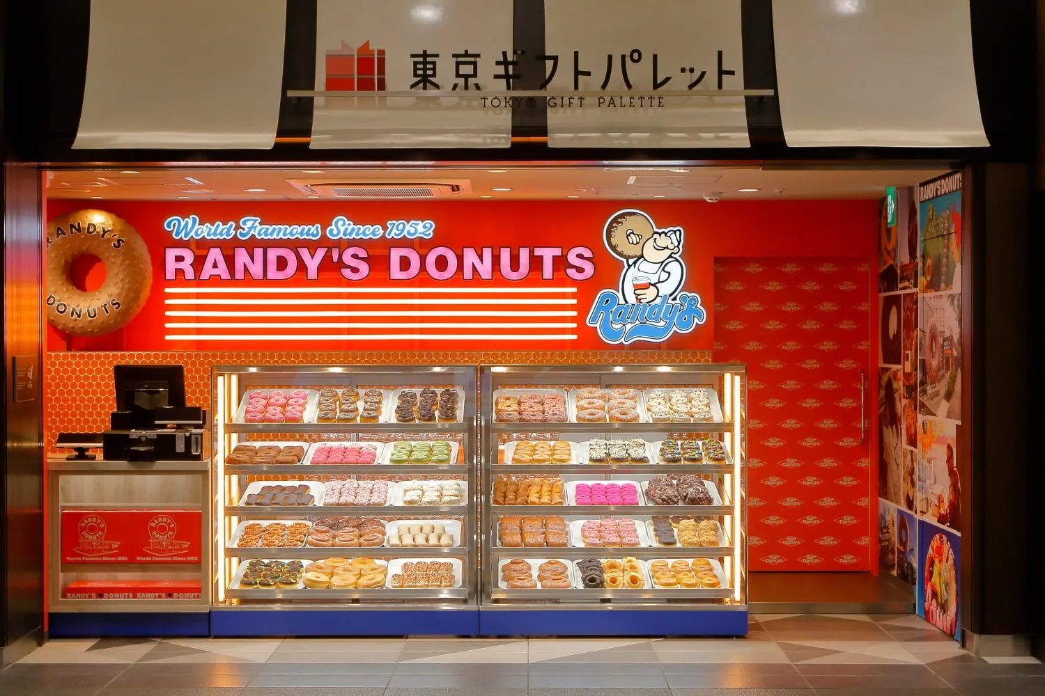 ドーナツ店「RANDY'S DONUTS」の店舗の外観。様々な種類のドーナツが陳列されたショーケースが印象的。