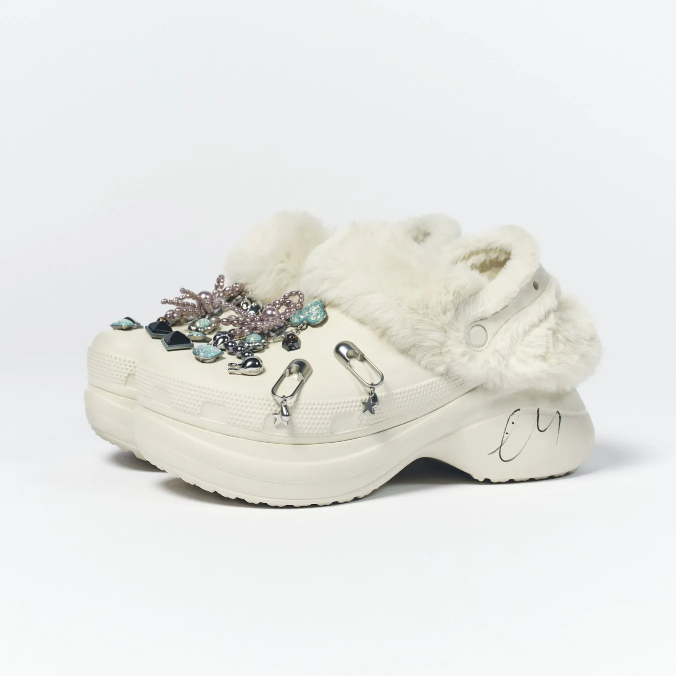 白いクロックスサンダルと装飾