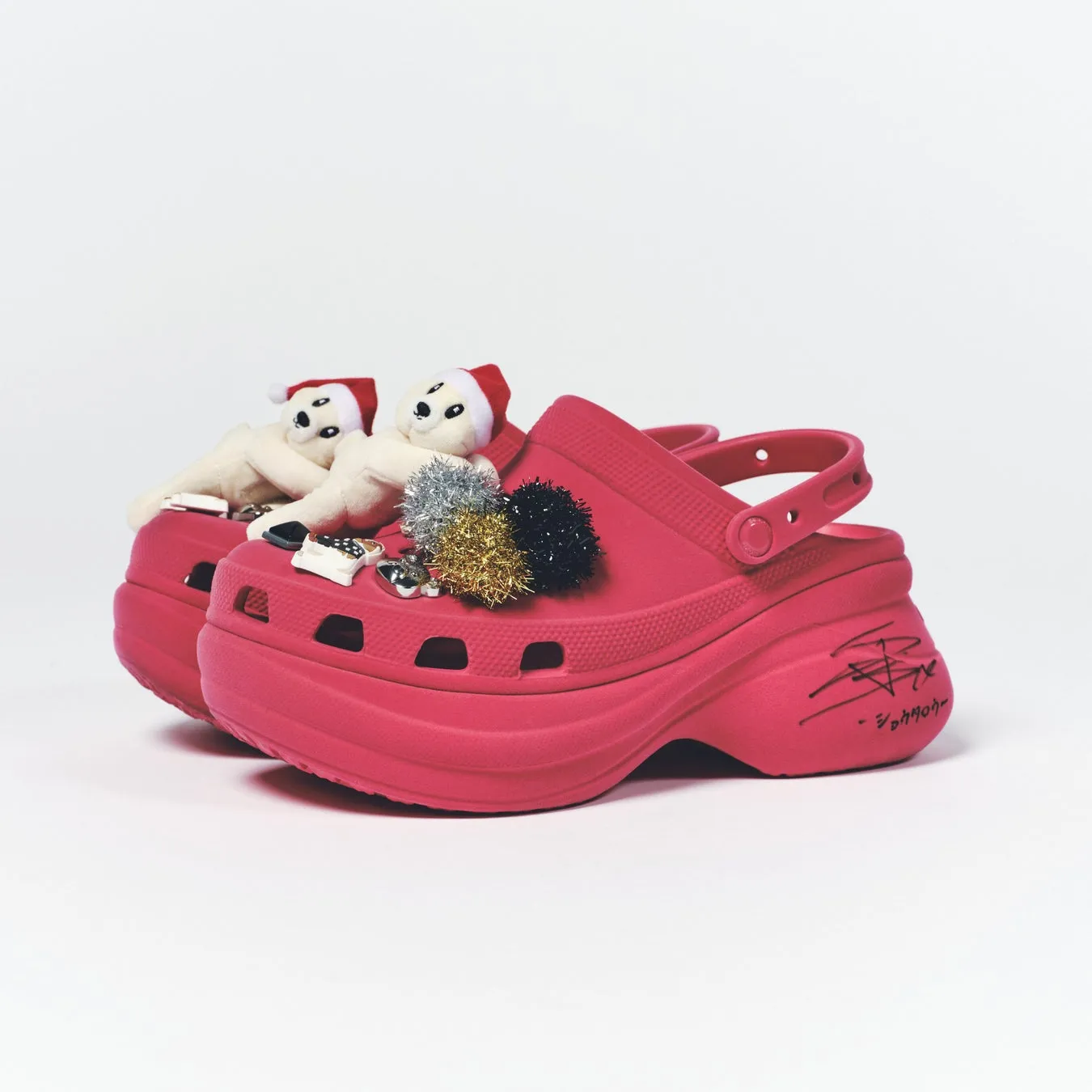 ピンク色のクロックスサンダルとサイン