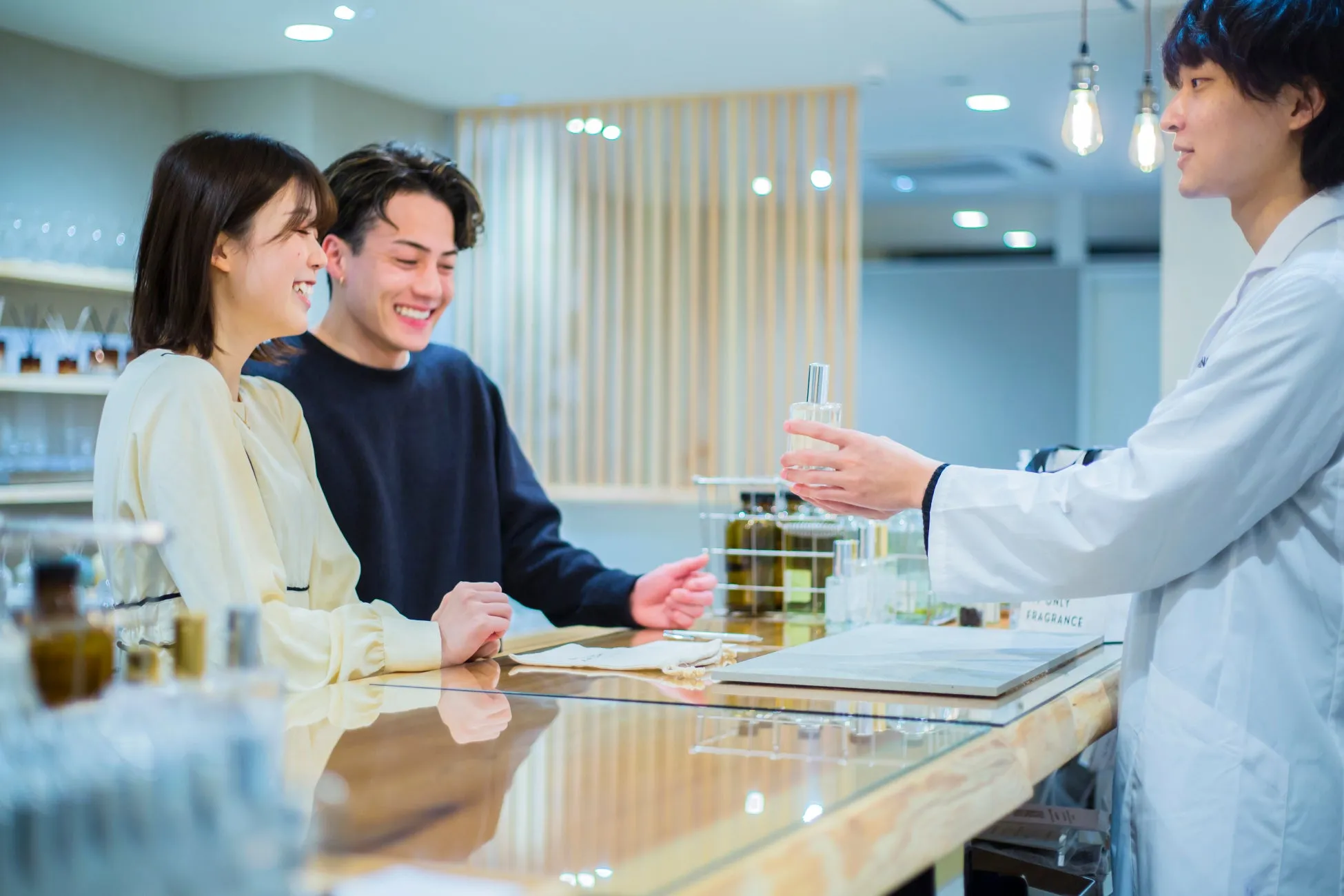 香水店で香水を受け取る笑顔のカップル