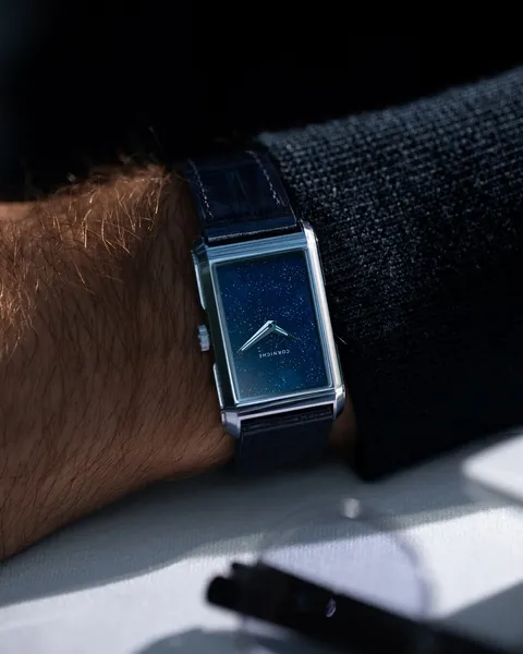 腕に装着されたアベンチュリン文字盤の時計